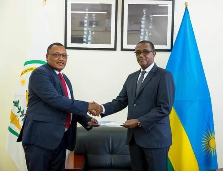 السفير دابا دبيلي يقدم نسخة من أوراق اعتماده إلى وزير خارجية رواندا